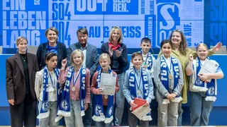 Grundschulkinder und Mitarbeiter von Schalke 04.